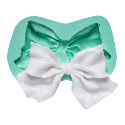 Fiyonk silikon kalıbı ve kalıptan çıkmış beyaz fiyonk. Hediye paketi süsleri veya takı tasarımı için ideal.