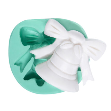 Fiyonklu çan silikon kalıbı ve kalıptan çıkarılmış beyaz çan figürü. Yılbaşı dekorasyonu için ideal.