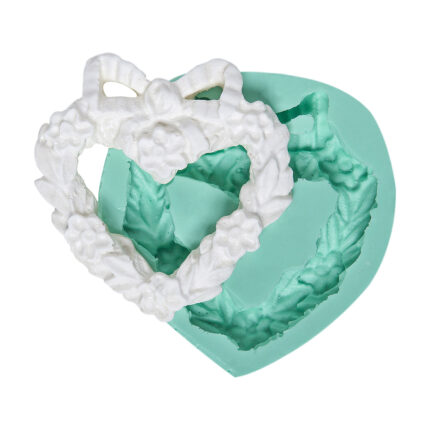 Fiyonklu kalp çerçeve silikon kalıbı ve kalıptan çıkmış kalp çerçeve. Romantik hediye kalıbı.