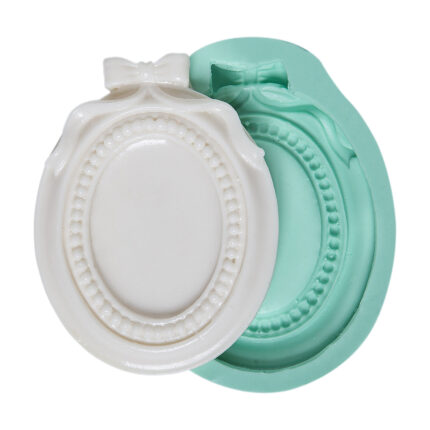 Fiyonklu süslemeli çerçeve obje yapımı için silikon kalıp ve kalıptan çıkmış çerçeve modeli.