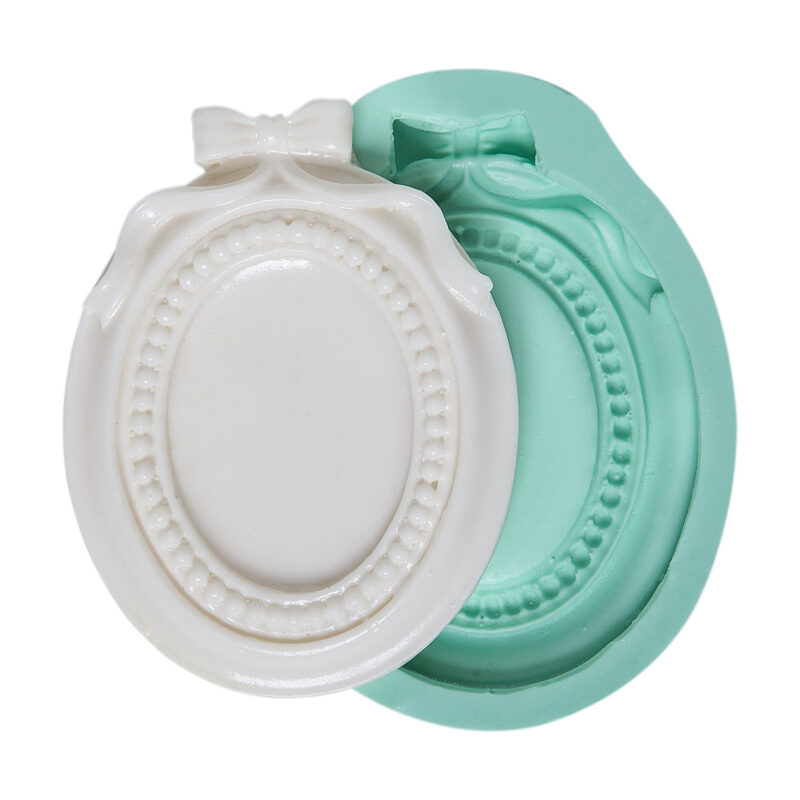 Fiyonklu süslemeli çerçeve obje yapımı için silikon kalıp ve kalıptan çıkmış çerçeve modeli.