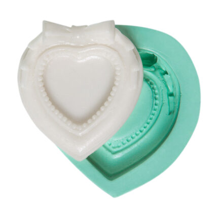 Fiyonklu küçük kalp çerçeve desenli silikon kalıp ve döküm örneği. Aşk temalı dekorasyon için ideal.