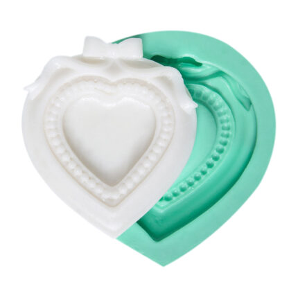 Fiyonklu minik kalp çerçeve kalıbı ve dökülmüş reçine süs. Kurdele süslü çerçeve biblo yapımı için ideal.