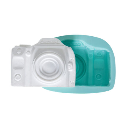 Fotoğraf makinası silikon kalıp modeli ve kalıptan çıkmış fotoğraf makinası figürü.