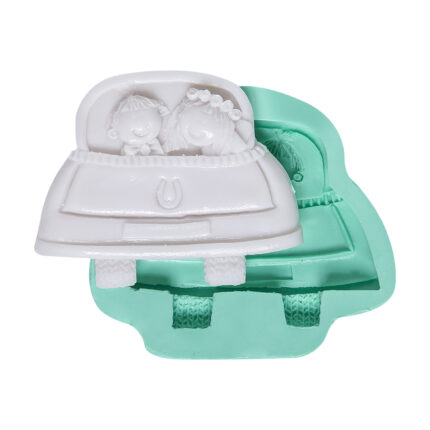 Gelin arabasında gelin-damat silikon kalıp, düğün temalı dekorasyon için ideal. Toptan satış mevcuttur.