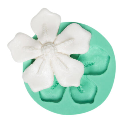 Gelincik çiçeği kalıbı ile yapılmış beyaz çiçek figürü, bahar temalı dekorasyon için silikon kalıp modeli.