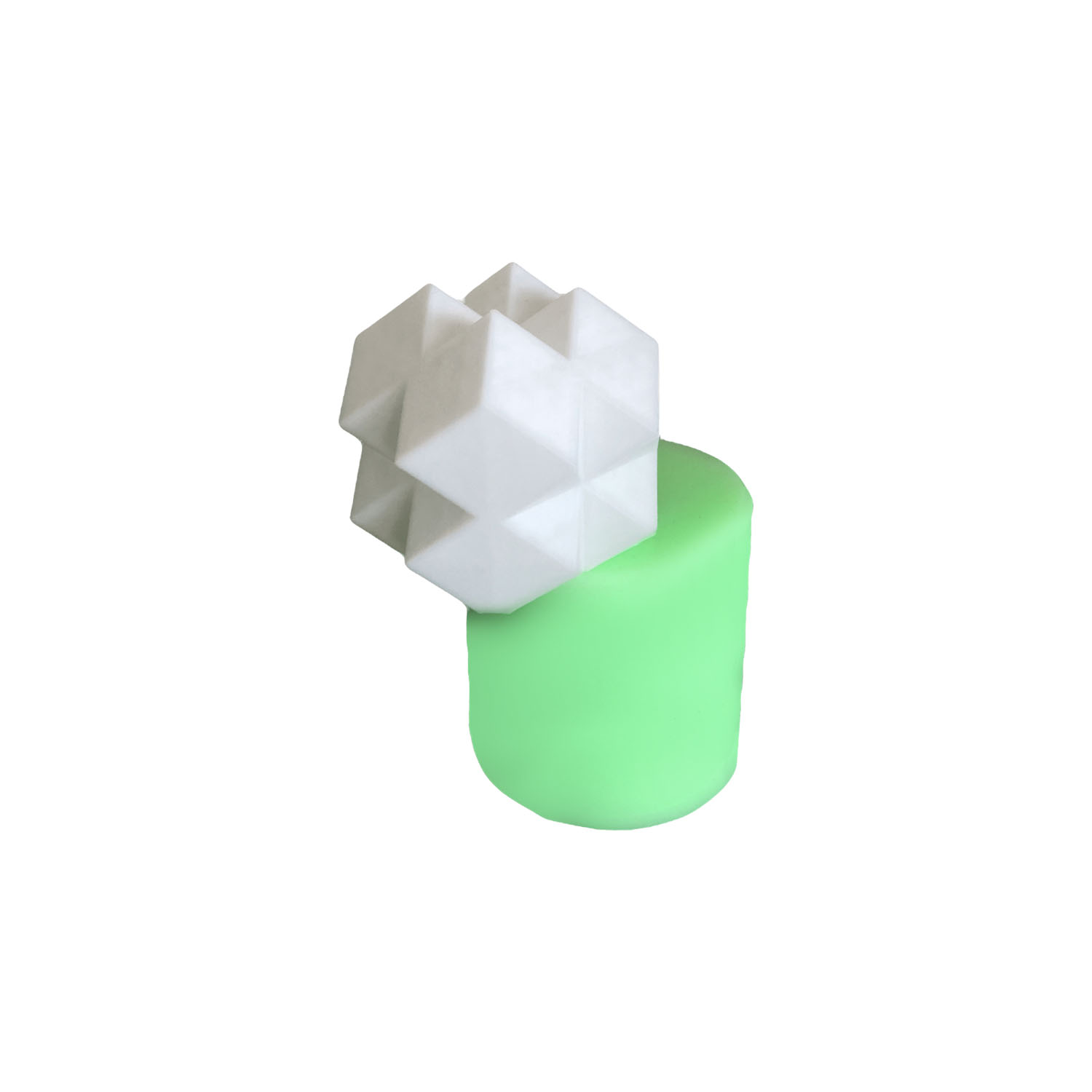 geometrik-kupler-seklinde-silikon-alci-kalibi-kk-2205.jpg Geometrik küpler silikon kalıp ile yapılmış dekoratif küp ve yeşil silindir obje.