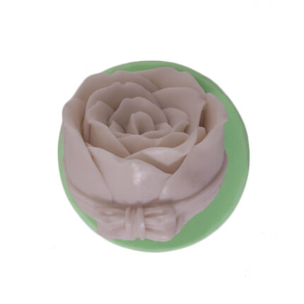 Gül demeti fiyonklu silikon kalıbı ile yapılmış, yeşil zemin üzerinde pembe gül figürü.