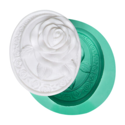 Gül desenli oval silikon kalıbı ve kalıptan çıkarılmış gül figürü. Çiçekli oval biblo yapımı için ideal.