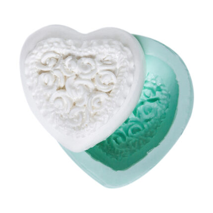 Gül dolu kalp silikon kalıbı ve ondan dökülmüş kalp şeklinde sabun. Kalp temalı sabun yapımı için ideal.