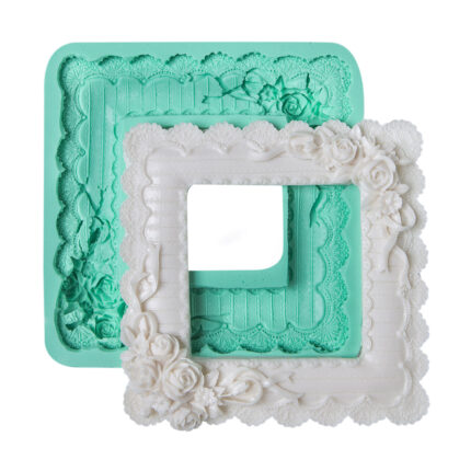 Kurdela detaylı, gül işlemeli prizlik silikon kalıbı ve kalıptan çıkarılmış kabartma çiçekli priz kapağı.