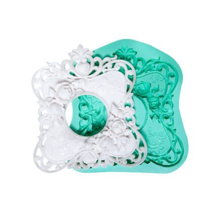 Güllü işlemeli vintage çerçeve silikon kalıbı ve kalıptan çıkmış beyaz çerçeve.