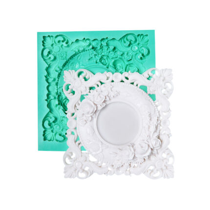 Nostaljik gül desenli çerçeve silikon kalıbı ve kalıptan çıkmış beyaz çerçeve. Retro tarz sabun kalıbı.