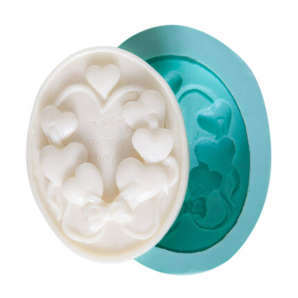 Sevgililer günü kalıbı ile yapılmış, "Happy Valentine Day" yazılı, kalpli sabun biblo. Romantik mesaj kokulu taş.