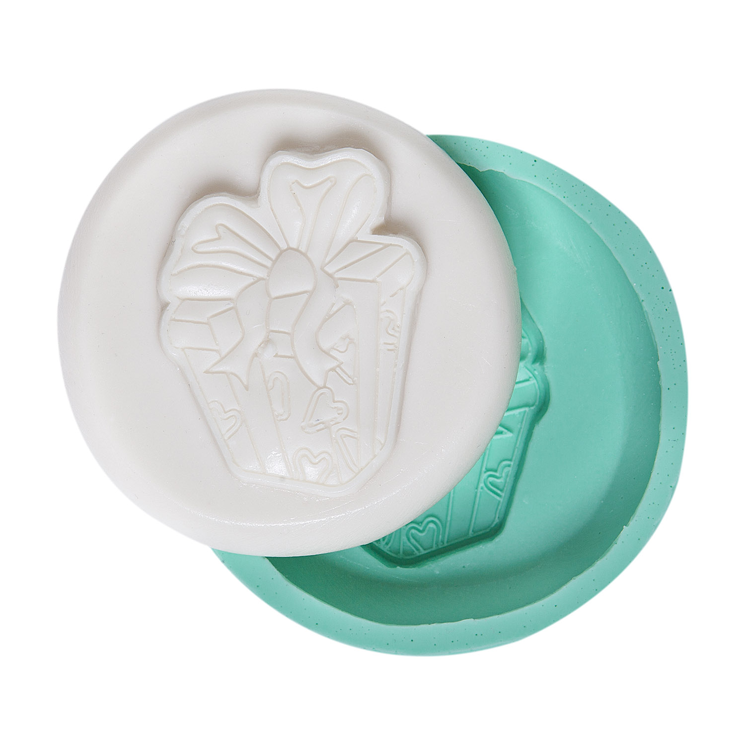 hediye-paketli-yuvarlak-seklinde-silikon-polyester-kalibi-kk-0288.jpg Kurdelya hediye paketli yuvarlak silikon kalıp modeli, hediye temalı kokulu taş magneti yapımı için ideal.