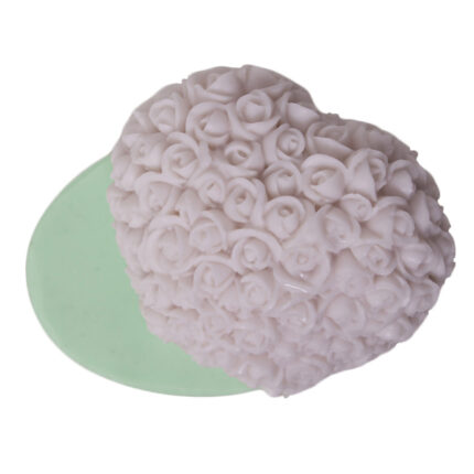 Heryeri güllü kalp silikon kalıp ile yapılmış, gül desenli kalp figürü. Sevgililer günü süsü için ideal.