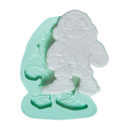 Huysuz cüce silikon kalıbı ve kalıptan çıkarılmış beyaz figür. Masal kahramanı serisi için ideal.