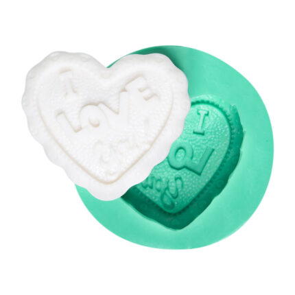 “I Love You” yazılı kalp silikon kalıp ve kalıptan çıkmış biblo. Aşk ifadesi kalıbı, sevgi mesajı reçine süs.