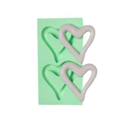 İçi boş kalp ikili silikon kalıbı ve kalıptan çıkmış iki adet beyaz kalp. Sevgililer günü dekorasyonu için ideal.