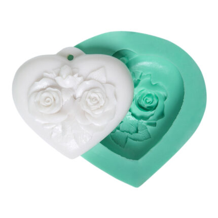 İkili gül kalp delikli kalıp ve bitmiş reçine süs. Romantik süsleme için ideal.