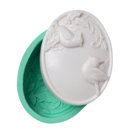 Kurdelya Romantik İkili Güvercin silikon kalıbı ve dökülmüş sabun. Aşk kuşları sabun kalıbı.