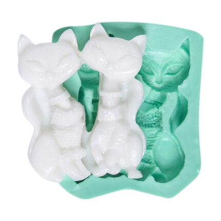 İkili kedi silikon kalıbı ve kalıptan çıkarılmış iki beyaz kedi figürü. Kedi severlere özel süs yapımı için ideal.