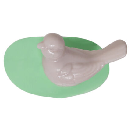 İnce uzun kuş silikon kalıbı ile yapılmış zarif kuş figürü, yeşil zemin üzerinde.