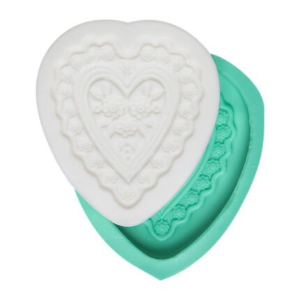Dantel detaylı kalp figürlü silikon kalıp ve dökülmüş süslü kalp kokulu taş biblo. Nakış işlemeli kalp kalıbı.