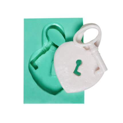 Kalbimin kilidi silikon kalıbı ve dökümden çıkmış kalp şeklinde kilit objesi. Sevgililer günü hediyesi yapımı için ideal.