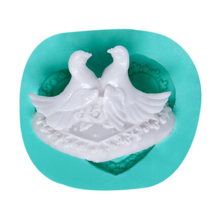 Kalbin üstünde aşık kuşlar silikon kalıbı: Romantik dekorasyon, sabun, takı veya kişiye özel hediye yapımı için ideal.