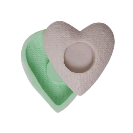 Kalp desenli mumluk silikon kalıp ve döküm mumluk. Sevgililer Günü aydınlatması için ideal.