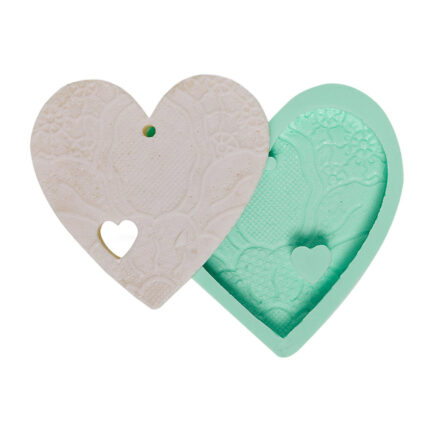 Kalp detaylı dantel işlemeli delikli silikon kalıbı ve kalıptan çıkmış obje. Romantik süs yapımı için ideal.