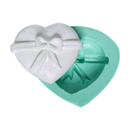 Kurdelya hediye paketli kalp desenli silikon kalıp ve dökülmüş objesi.