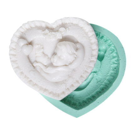 Kalp şeklinde bebek silikon kalıp modeli. Aşk temalı bebek masa süsü yapımında kullanılabilir.