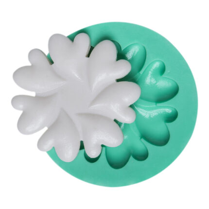 Kalp desenli silikon döküm kalıbı ve reçine ile yapılmış aşk temalı kalp süs.