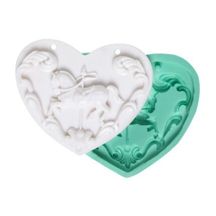 Atlıkarınca figürü kalıbı: Kalpli, delikli silikon kalıp modeli. Çocukluk ve aşk temalı süsleme için ideal.