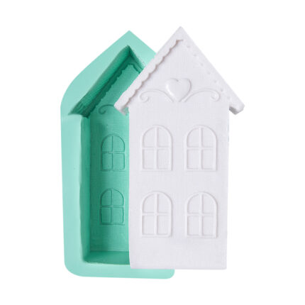 Kalpli büyük ev silikon kalıbı ve kalıptan çıkmış ev modeli. Ev dekorasyonu ve sabun yapımı için ideal.