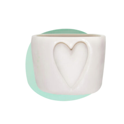 Kalpli büyük saksı silikon kalıbı ile yapılmış, kalp desenli beyaz saksı.