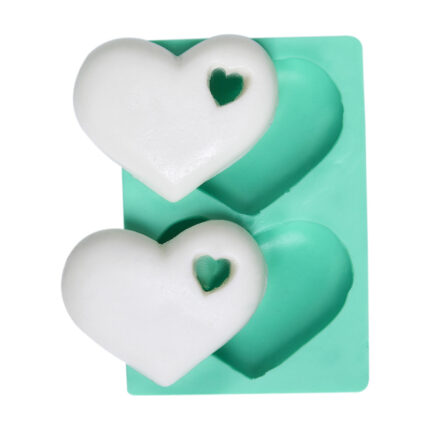 Delikli kalp biblo yapımı için silikon kalıp ve dökülmüş iki adet içi boş kalp kalıbı.