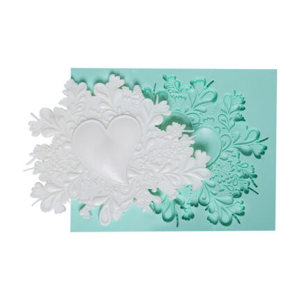 Kalpli işlemeli düz silikon kalıbı ve kalıptan çıkarılmış, romantik kalp desenli beyaz obje.