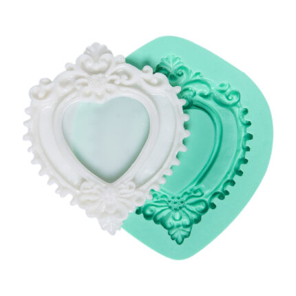 Kalpli minik çerçeve silikon kalıbı ve kalıptan çıkmış romantik çerçeve. Kişiye özel hediye yapımı için ideal.