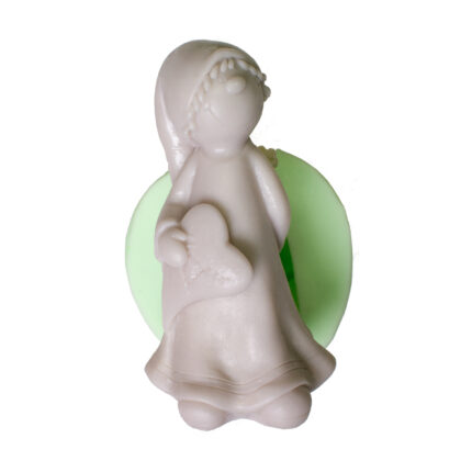 Kalpli mutlu peri erkek silikon kalıbı ile yapılmış kalp tutan peri figürü. Masal temalı süs için ideal.