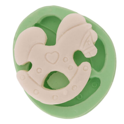 Kalpli sallanan at silikon kalıp: Çocuk odası süsü için ideal at temalı silikon kalıp.