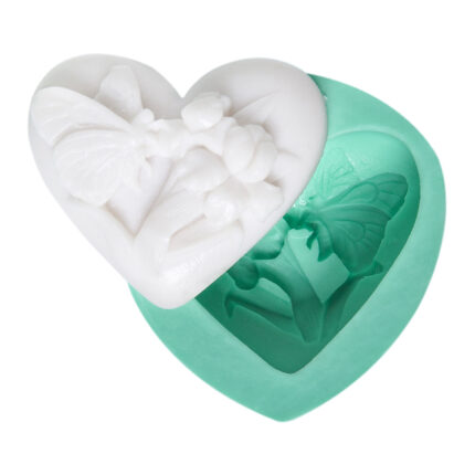 Kalpte çiçek kelebek kalıbı ve dökülmüş biblo. Doğa temalı sabun veya kalp reçine süs yapımı için.