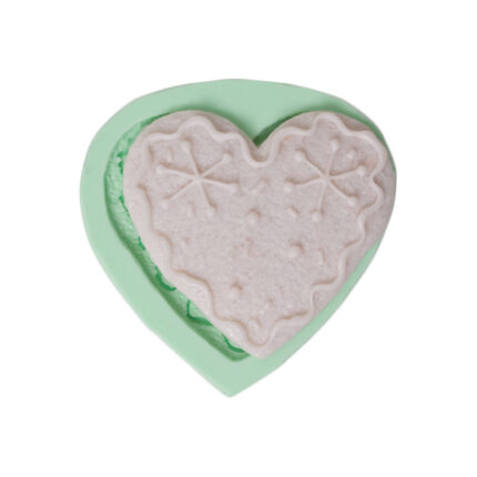 Kar taneli büyük kalp silikon kalıp modeli. Kış temalı dekorasyon için ideal, 7.5x7x1cm boyutunda.