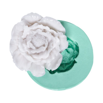 Karanfil silikon kalıbı ve kalıptan çıkarılmış karanfil çiçeği. Karanfil temalı mum yapımı için ideal.