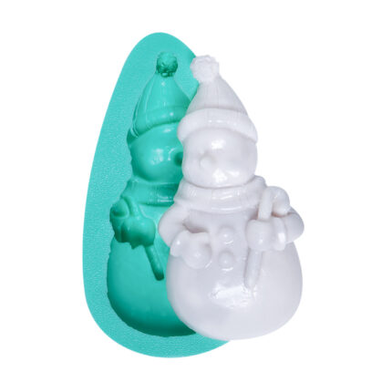 Kardan adam silikon kalıbı ve kalıptan çıkmış kardan adam figürü. Kış temalı dekorasyon için ideal.