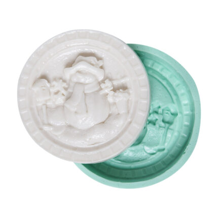 Kardan adam figürlü yuvarlak silikon kalıp ve dökülmüş sabun. Kış temalı yuvarlak magnet yapımı için ideal.