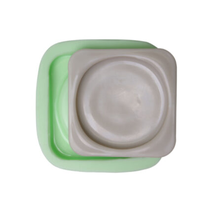 Kare bardak-mum altlığı silikon kalıp: Yeşil ve bej renkli, kare şeklinde silikon kalıplar.