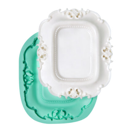 Kurdelya klasik kare çerçeve figürlü silikon kalıbı ve beyaz reçine çerçeve. Kare fotoğraf çerçevesi yapımı için ideal.